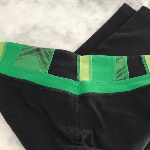 Lululemon Black /Green Groove Crops/Clam Diggers Size 4 - Picture 5 of 8